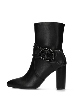 Schwarzer Leder-Mittelschaftstiefel mit klobigem Absatz, spitzer Zehe und dekorativem Riemen mit großer ovaler silberner Schnalle an der Seite.