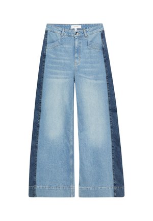 Jeans in denim a gamba larga con pannelli frontali azzurri chiari e strisce laterali blu scuro, con tasche frontali e chiusura con bottoni.