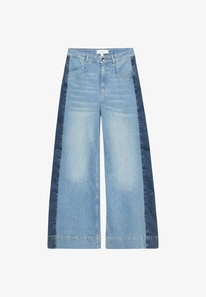 Jeans in denim a gamba larga con pannelli frontali azzurri chiari e strisce laterali blu scuro, con tasche frontali e chiusura con bottoni.