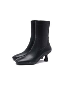 Stivaletti neri alla caviglia realizzati in materiale sintetico, caratterizzati da un design elegante, punta affusolata e un tacco quadrato unico. Texture liscia senza motivi.