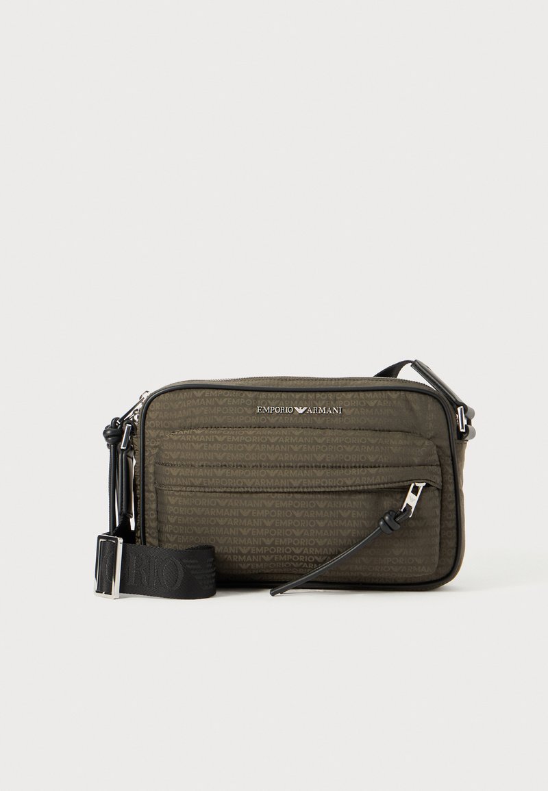 Olivgrön axelväska med präglat logomönster, blixtlåsfack, svarta accenter, justerbar rem och texturerat tyg.