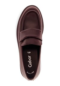 Donkerbruine leren instapper met een brede band over de bovenkant en zichtbare stiksels op een witte achtergrond.