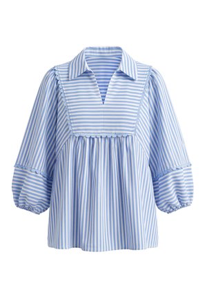 Lichtblauw-witte blouse met verticale strepen, brede kraag, pofmouwen van 3/4 lengte, gegolfde rand en geplooid vorenpand.