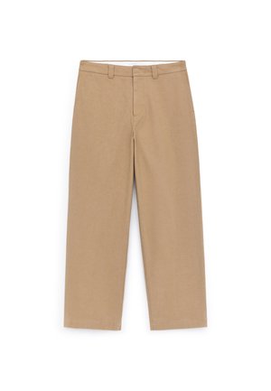 Pantalon beige à jambes larges avec une texture lisse, taille mi-haute, passants pour ceinture et deux poches avant. Détails de couture soignés et sans motifs.