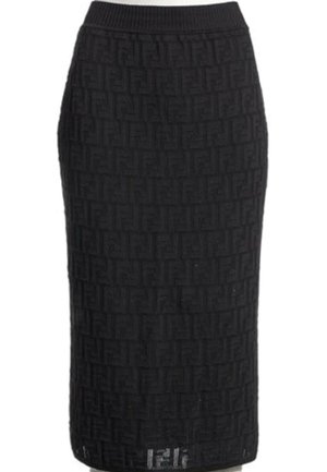 Jupe crayon noire longueur genou avec motif texturé subtil et taille côtelée.
