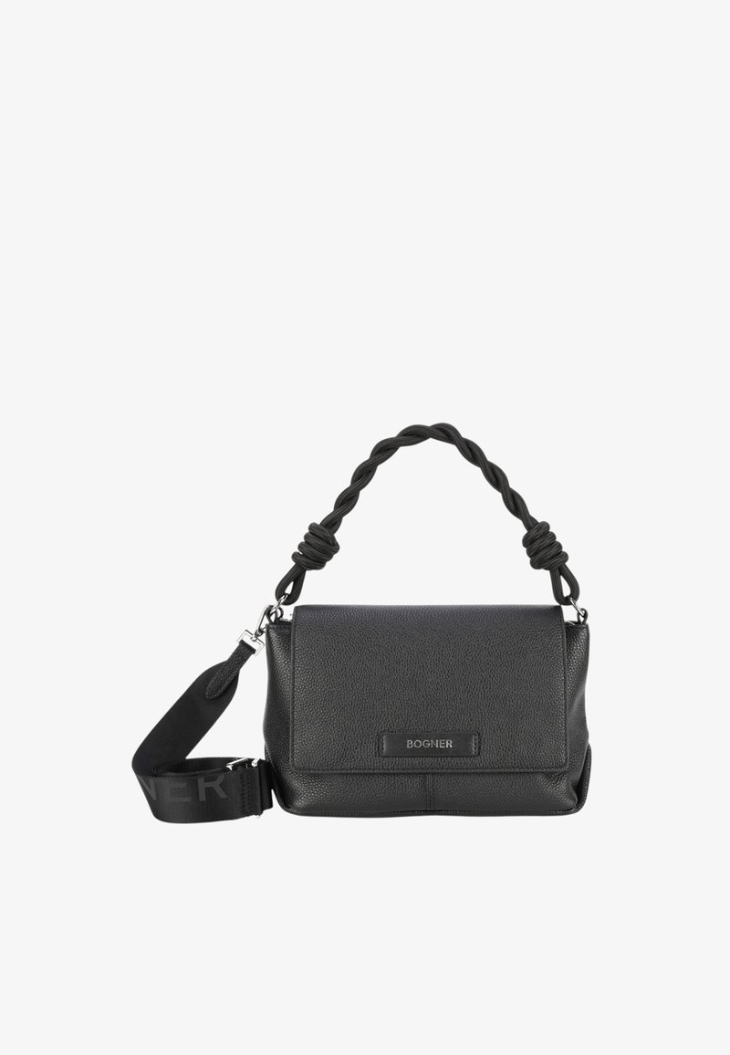 Sac à main en cuir noir avec une finition texturée, anse supérieure tressée et bandoulière réglable avec un logo. Fermeture à rabat magnétique. Design minimaliste.