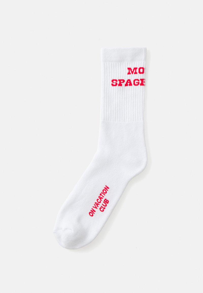 Meia branca de crew com textura canelada. Texto bordado vermelho lê "MOM" na frente e "ON VACATION CLUB" na lateral, respetivamente.