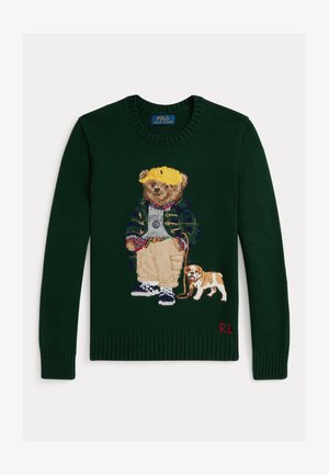 Pulôver verde de malha com um design de urso e cão em malha. O urso usa um boné amarelo, camisa xadrez e calças bege. Detalhe em vermelho com as letras "RL".