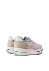 Sneakers platform in misto di suede beige, rosa pastello, dettagli blu e pannelli lucidi grigio chiaro. Suola bianca spessa con striscia blu.