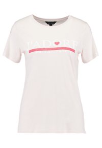 Camiseta de color beige claro hecha de algodón con un cuello redondo. Presenta texto en blanco y rosa que dice "J'ADORE MAISON PARIS" y un acento de corazón.