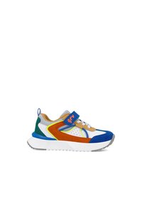 Zapatilla deportiva que presenta una combinación de materiales en naranja, azul, verde y blanco, con texturas de malla y ante. Correa de velcro y suela texturizada.