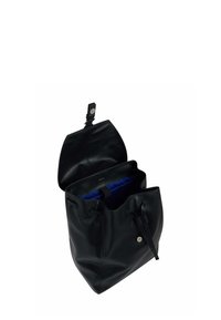 Bolso de cuero negro con cordón, de textura suave, con parte superior abierta y forro interior azul. Presenta un cierre a presión plateado y un diseño minimalista.