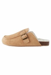 Beige mokasīni ar mīkstu baltu oderi, ar sānu sprādzi un strukturētu korķam līdzīgu zoli, kas nodrošina saķeri.