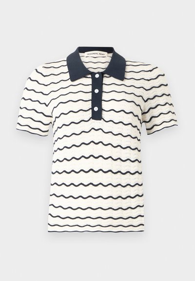 Πουλόβερ πόλο με κοντά μανίκια σε κρεμ χρώμα, με κυματιστές λευκές ρίγες σε ναυτικό μπλε, γιακά σε ναυτικό μπλε, πλαίσιο με κουμπιά και διακριτικό υφασμάτινο μοτίβο.