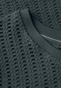 Maglione lavorato a maglia verde scuro con un motivo testurizzato e trama aperta, colletto a coste e finitura interna liscia.