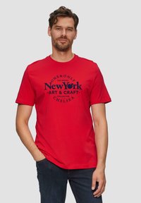s.Oliver MIT FRONT - T-Shirt print - rot