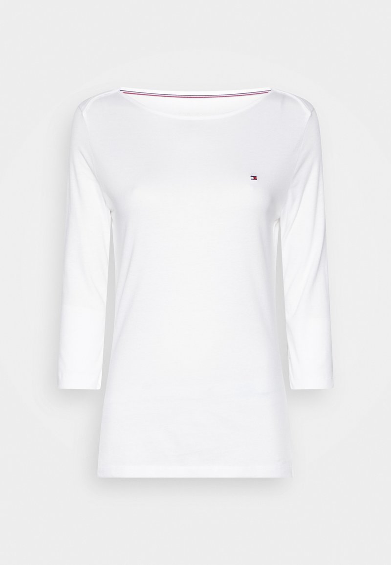 Bílá košile s dlouhým rukávem vyrobená z bavlny, s lodním výstřihem, slim fit střihem a malým logem na hrudi.