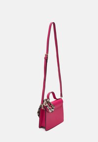 Rosa läderhandväska med en strukturerad design, som har ett handtag upptill, en lång justerbar rem och en leopardmönstrad scarfdetalj.