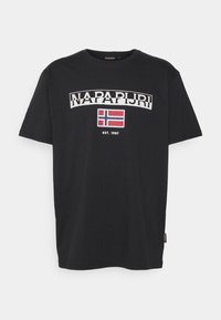Sort kortærmet T-shirt med "NAPAPIJRI" logo, norsk flag grafik og "EST. 1987" tekst i midten foran.