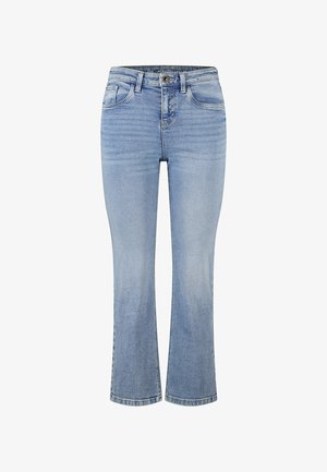 Lichtblauwe rechte spijkerbroek van denim, met een taille op middenhoogte, vijf zakken en een subtiel vervaagd patroon over de stof.