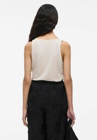 Rouge Edit RUNDHALS - Tops - super light natural melan