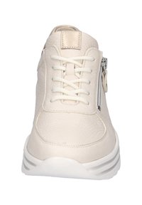 Witte leren sneaker met een textuurachtige oppervlak, veters aan de voorkant, zijrits en een gewatteerde kraag. Witte rubberen zool met subtiele groeven.