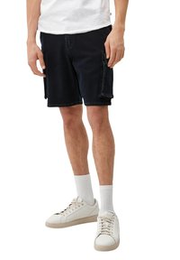 Dunkelblaue Jeansshorts mit Seitentaschen und geradem Schnitt, kombiniert mit weißen Sneakern und Socken, die ein lässiges Outfit präsentieren.