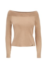 Beige off-shoulder sweater med lange ærmer, ribbet halsudskæring, glat tekstur og en lille metallisk logoaccent ved kanten.