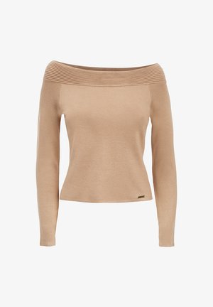 Beige schulterfreier Pullover mit langen Ärmeln, geripptem Halsausschnitt, glatter Textur und einem kleinen metallischen Logoakzent am Saum.