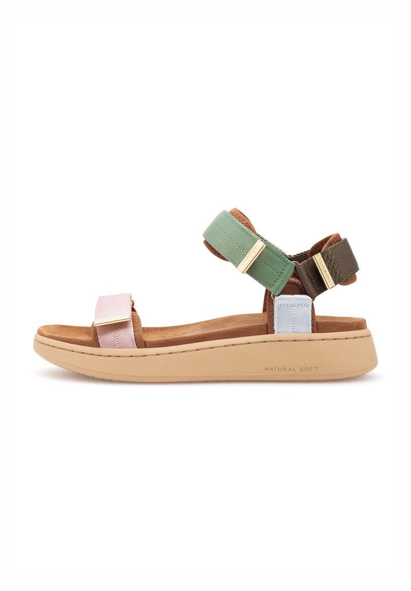 Flerfärgade sandaler med rosa, gröna och bruna remmar, en dämpad fotbädd och en tan gummisula med "NATURAL SOFT" märkning.