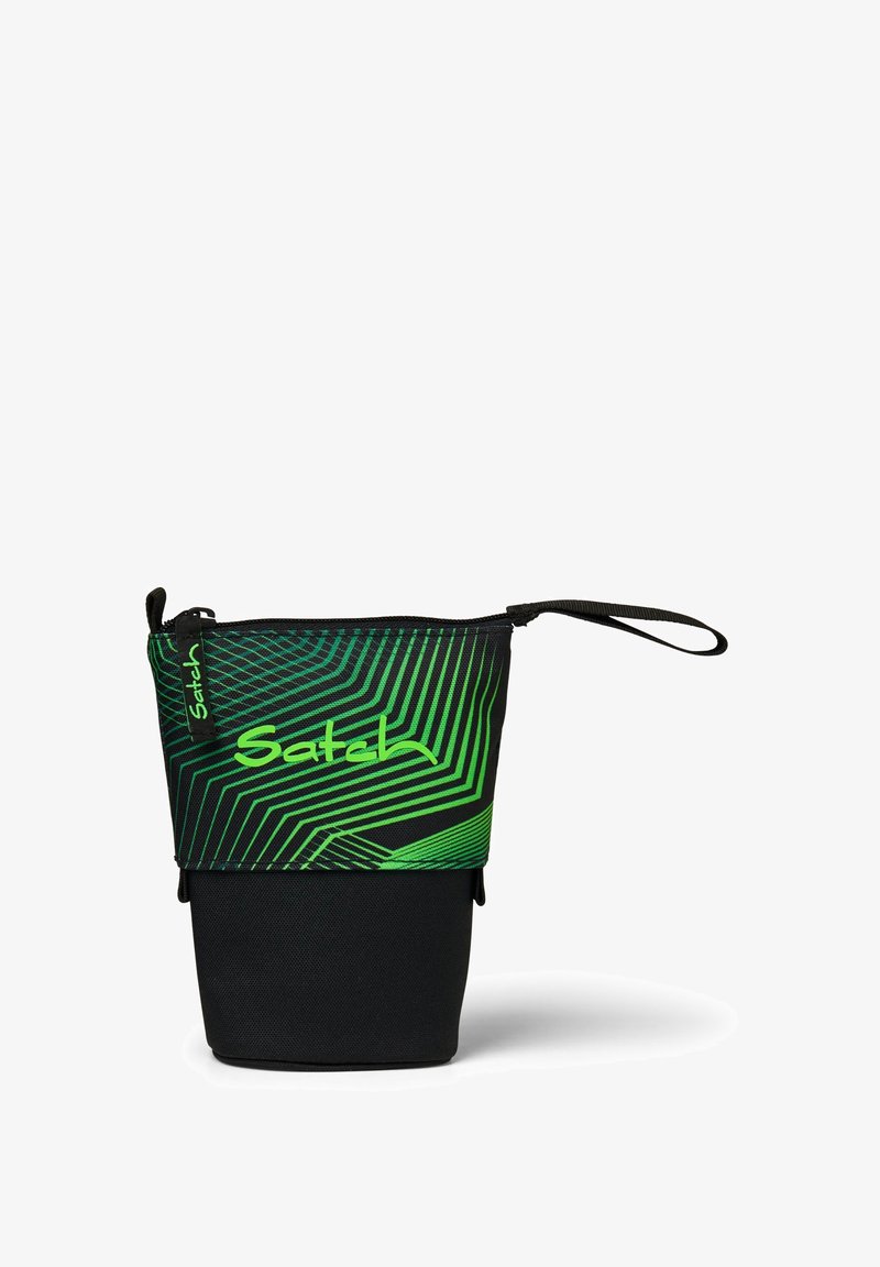 Grüne und schwarze Reißverschlusstasche mit einem geometrischen Muster und texturiertem Boden, ausgestattet mit einem Logo und einem Handgelenkriemen zum Tragen.