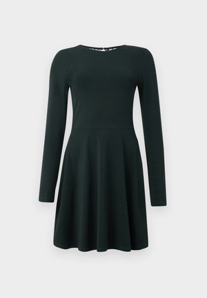 Langermet kjole i mørk grønn, laget av mykt stoff, med rund hals, tettsittende liv og utsvingt skjørt. Detalj med nøkkelhull bak.