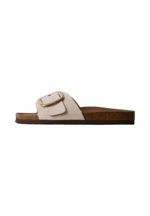 Sandale mule beige en daim avec une bride large, une grande boucle dorée, une semelle intérieure en liège et une fine semelle noire, vue de côté.