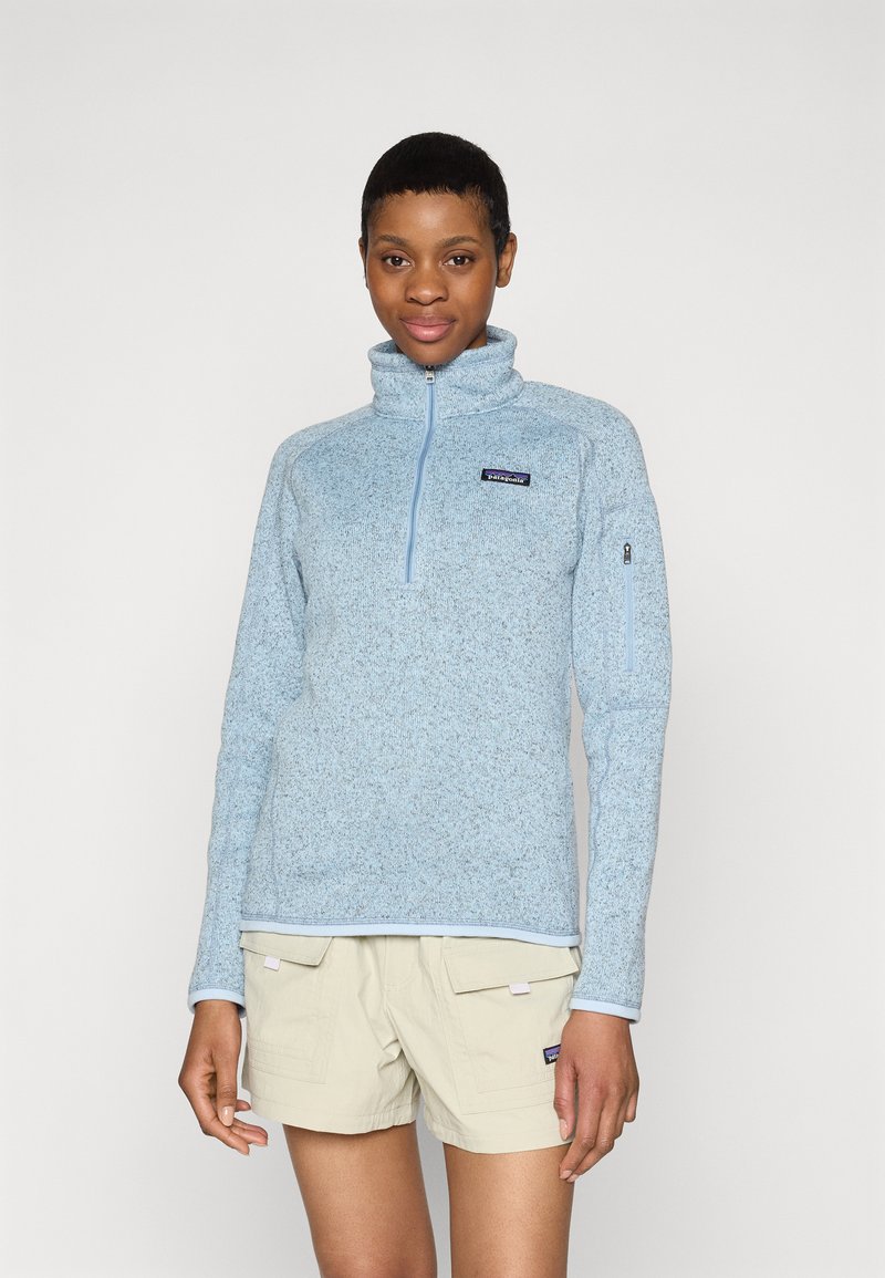 Lichtblauwe fleece pullover met een hoge kraag en halve rits. Heeft een kleine ritszak op de linkermouw. Zachte, gestructureerde stof.