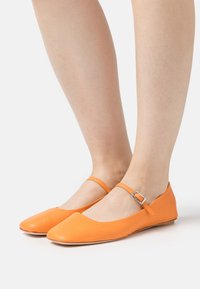 MAX&Co. Bailarinas con hebilla - orange