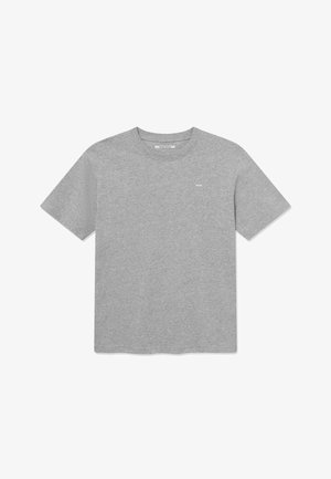 Siva bombažna majica s kratkimi rokavi, okroglim izrezom in majhnim logotipom na prsih. Mehka tekstura z oprijeto prilegajočim krojem.