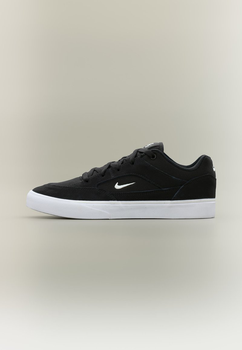 Μαύρο sneaker Nike χαμηλού προφίλ με λευκό λογότυπο swoosh και λευκή λαστιχένια σόλα, σε ουδέτερο φόντο, από την πλευρά.