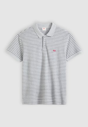Tricou polo gri cu dungi orizontale gri închis, mâneci scurte și guler striat. Are un mic logo roșu Levi's pe piept.