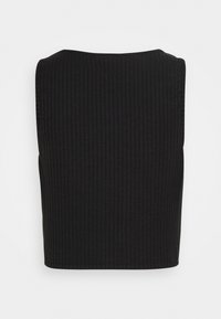 Top preto sem mangas com textura canelada, apresentando um decote redondo e uma silhueta ajustada, com textura horizontal por todo o tecido.