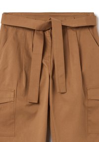 Bruine katoenen broeken met een riem, plooien en zijzakken. Ontworpen met een soepele textuur en een getailleerde pasvorm.