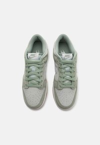 Nike Sportswear DUNK LOW RETRO SE - Sportcipő - jade horizon/summit white/light silver/light brown