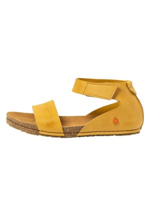 Gele platte sandaal met enkelbandje en open teen, kurken zool en klein oranje bloemdetail aan de zijkant.