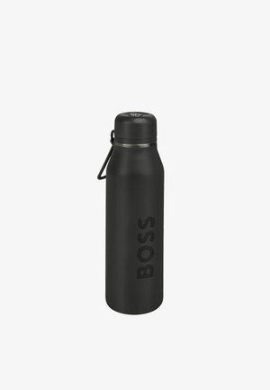 Matná čierna izolovaná fľaša na vodu so závitovým uzáverom a bočnou rukoväťou, vertikálne razený nápis „BOSS“ na tele.