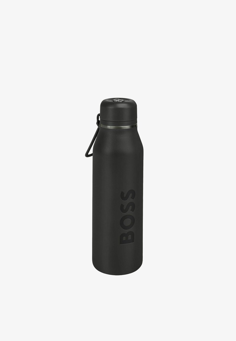 Bouteille d'eau isolée noire mate avec bouchon à vis et poignée latérale, embossée du mot « BOSS » verticalement sur le corps.