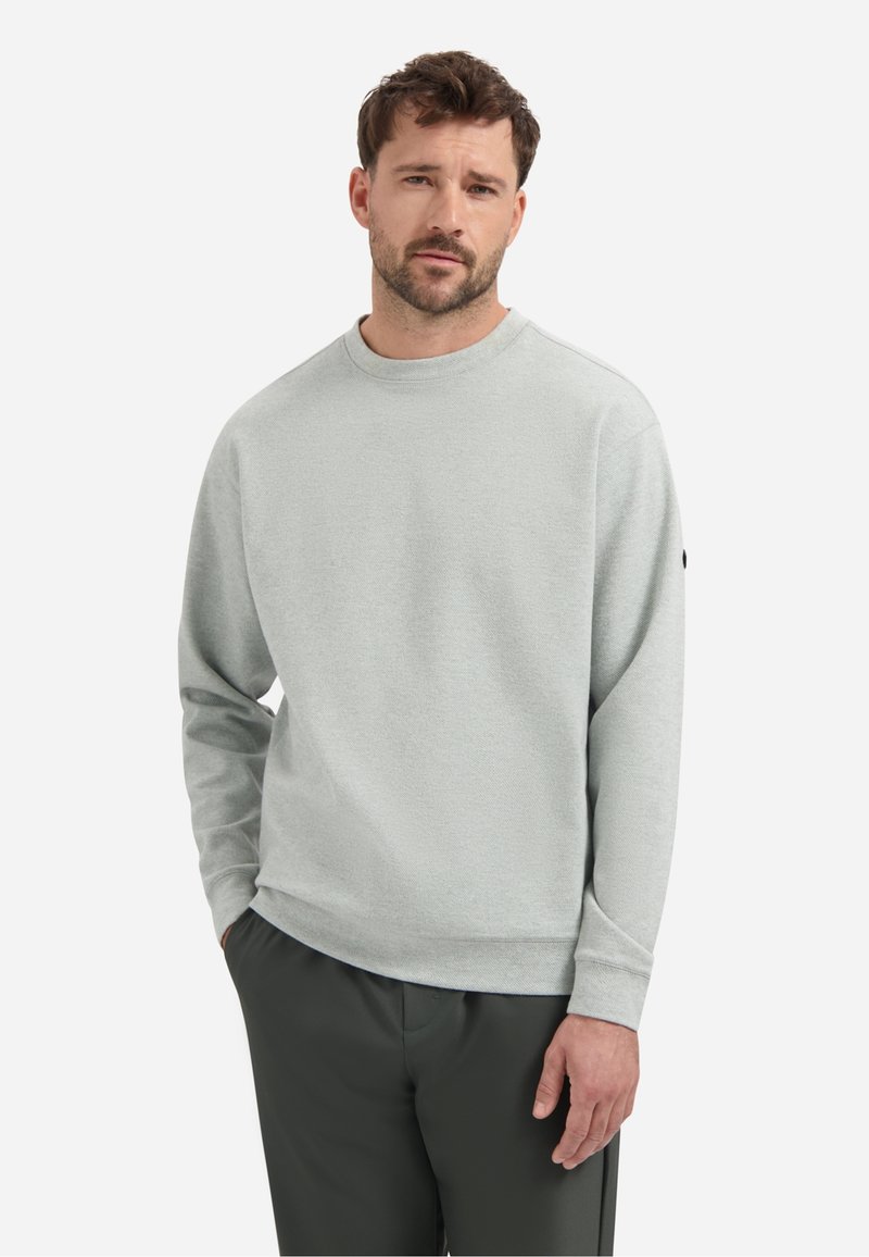 Lichtgrijze sweatshirt met lange mouwen, ronde hals en een textuurafwerking. Bevat een zwart logo-accent op de linkermouw.