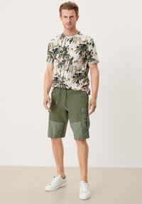 s.Oliver REGULAR MIT TASCHEN - Shorts - army green
