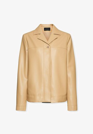 Giacca in ecopelle beige con colletto a revers, chiusura con un bottone singolo, due tasche frontali e cuciture decorative lungo le cuciture.