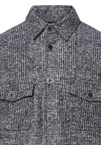 Texturovaná šedá a námořnická košile s přiléhavými rukávy, s kostkovaným vzorem, límečkem a čtyřmi předními knoflíky spolu se dvěma náprsními kapsami.