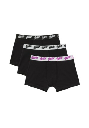 Trois boxers noirs avec ceintures élastiques de marque en noir, blanc et blanc avec texte rose, empilés sur un fond blanc.