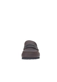 Mocassini in pelle marrone con una finitura liscia, caratterizzati da un design cucito e una suola in gomma. Stile slip-on con una cintura decorativa sulla parte superiore.